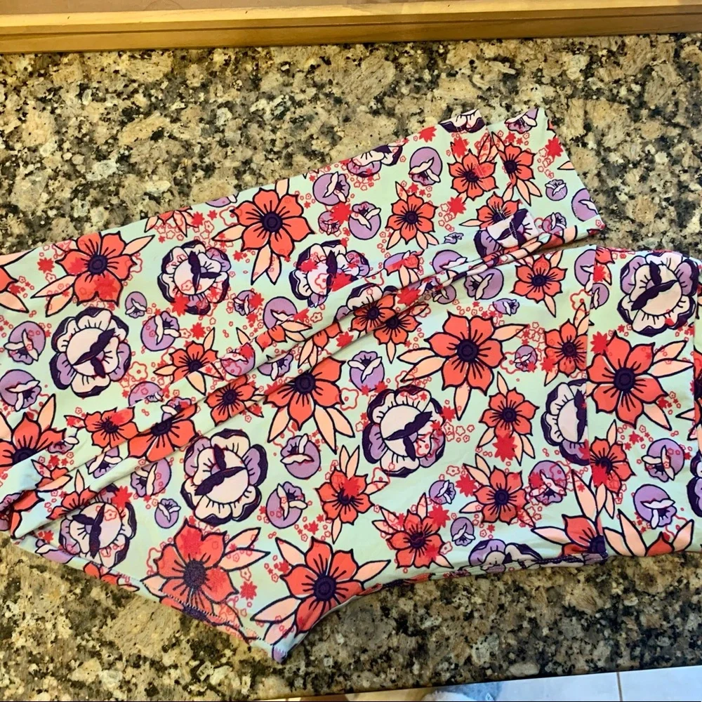 “Vintage” LuLaRoe Tall and Curvy (TC) Leggings - Picture 2 of 5